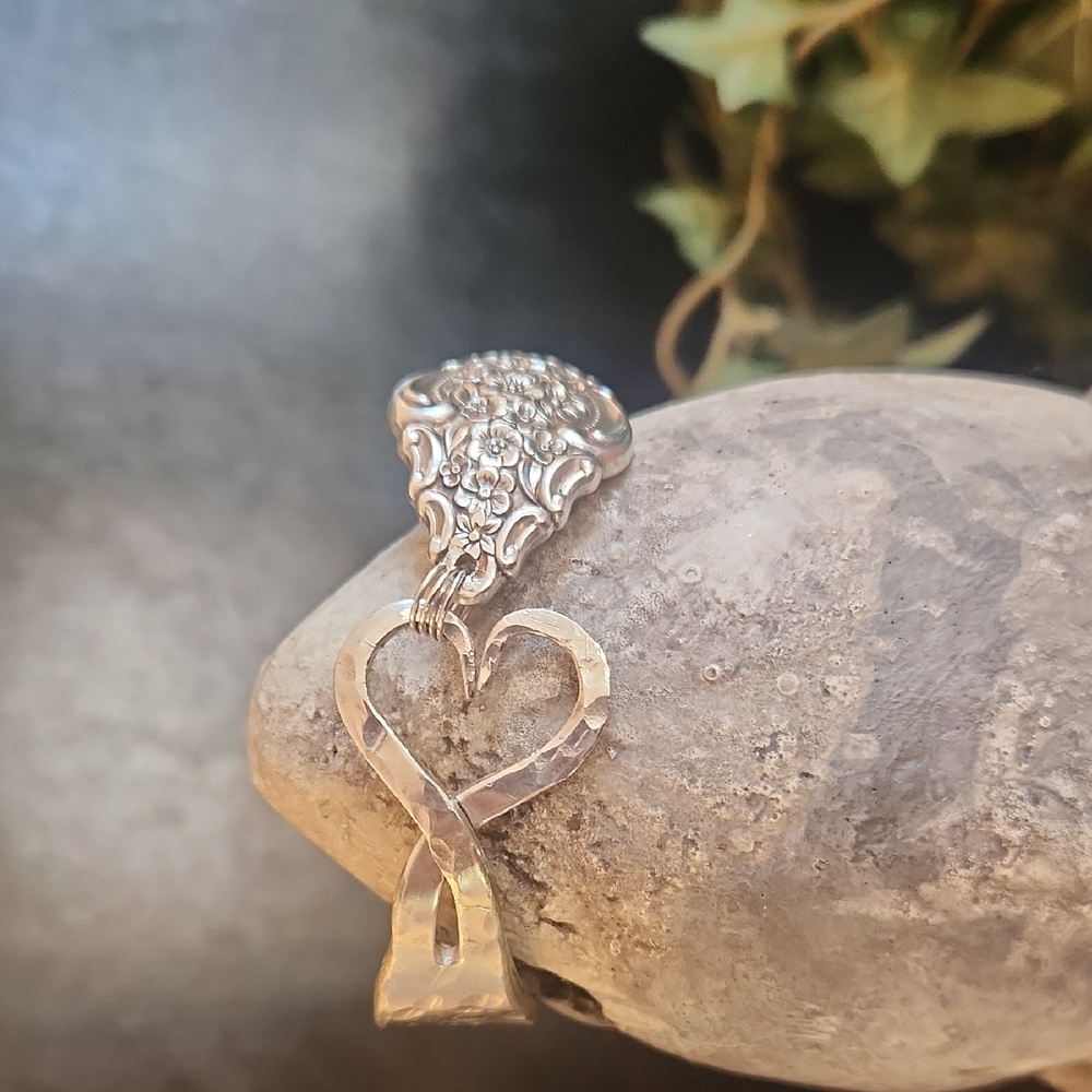 Elegant Silver Plated 1971 Rogers Renaissance pattern Heart Bracelet